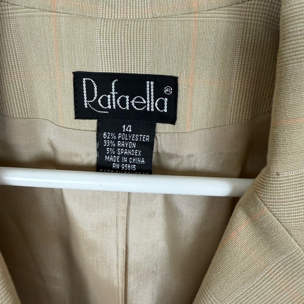 Rafaella Tan Blazer with Textured Wool Blend and Professional Cut - Picture 3 of 4
